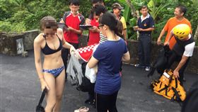 警消人員順利將2人救上岸後，檢視是否有外傷。（圖／翻攝畫面）