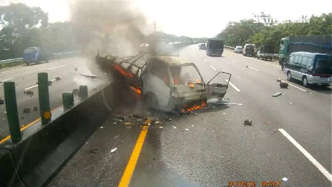 國道火燒車　貨車載運馬達飛出砸2車