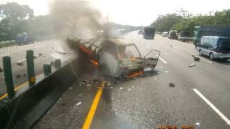 國道火燒車　貨車載運馬達飛出砸2車