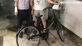 吳男腳踏車遭陌生男子騎走代步，他向警方表示那是太太送的禮物，吳姓警員24小時內便尋回腳踏車，並通知高姓竊賊到案說明（翻攝畫面）