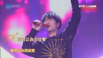 老蕭唱歌跌倒　瞬間裝可愛趁機撩妹