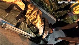 林女疑因心情不好走入淡水河輕生，卻因退潮而卡在淤泥裡，警消獲報後將她救出送醫救治（翻攝畫面）