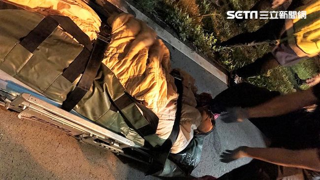 心情不好走入河中　老婦雙腳卡淤泥