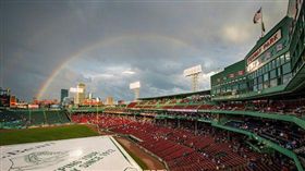 ▲波士頓芬威球場的天空。（圖／攝自推特）