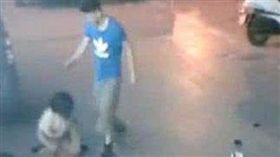 ▲瀋陽一名丈夫把孕妻推倒在地拳打腳踢。（圖／翻攝自微博）