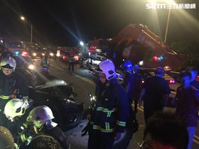 警消人員利用破壞剪破壞車體救出洪男。（圖／翻攝畫面）