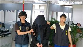 香港籍李女從巴西搭機來台，行李箱夾層被航警搜出8050公克的古柯鹼，她原本推稱不知情，後來才坦承以2萬港幣代價運毒（翻攝畫面）