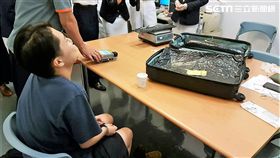 香港籍李女從巴西搭機來台，行李箱夾層被航警搜出8050公克的古柯鹼，她原本推稱不知情，後來才坦承以2萬港幣代價運毒（翻攝畫面）