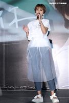 曾沛慈「我愛你 以上」發片，熊抱師兄韋禮安，韋禮安回贈新娘抱。（記者邱榮吉/攝影）