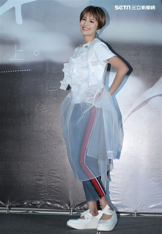 曾沛慈「我愛你 以上」發片，熊抱師兄韋禮安，韋禮安回贈新娘抱。（記者邱榮吉/攝影）