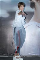 曾沛慈「我愛你 以上」發片，熊抱師兄韋禮安，韋禮安回贈新娘抱。（記者邱榮吉/攝影）