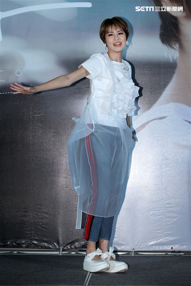 曾沛慈「我愛你 以上」發片，熊抱師兄韋禮安，韋禮安回贈新娘抱。（記者邱榮吉/攝影）