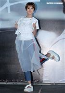 曾沛慈「我愛你 以上」發片，熊抱師兄韋禮安，韋禮安回贈新娘抱。（記者邱榮吉/攝影）