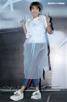 曾沛慈「我愛你 以上」發片，熊抱師兄韋禮安，韋禮安回贈新娘抱。（記者邱榮吉/攝影）