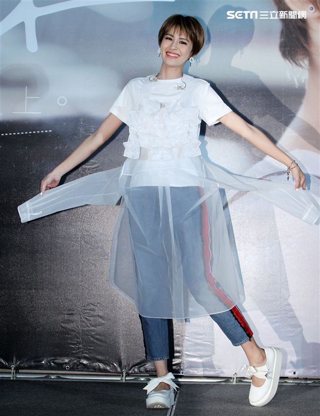 曾沛慈「我愛你 以上」發片，熊抱師兄韋禮安，韋禮安回贈新娘抱。（記者邱榮吉/攝影）