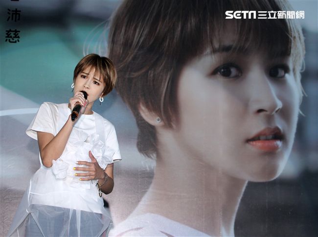 曾沛慈「我愛你 以上」發片，熊抱師兄韋禮安，韋禮安回贈新娘抱。（記者邱榮吉/攝影）