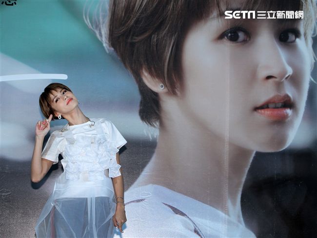 曾沛慈「我愛你 以上」發片，熊抱師兄韋禮安，韋禮安回贈新娘抱。（記者邱榮吉/攝影）