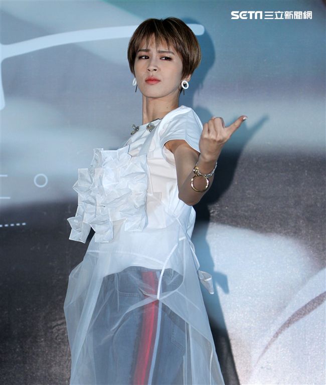 曾沛慈「我愛你 以上」發片，熊抱師兄韋禮安，韋禮安回贈新娘抱。（記者邱榮吉/攝影）