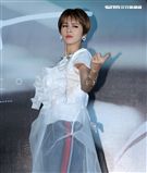 曾沛慈「我愛你 以上」發片，熊抱師兄韋禮安，韋禮安回贈新娘抱。（記者邱榮吉/攝影）