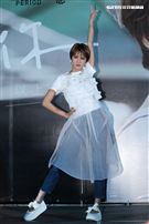 曾沛慈「我愛你 以上」發片，熊抱師兄韋禮安，韋禮安回贈新娘抱。（記者邱榮吉/攝影）