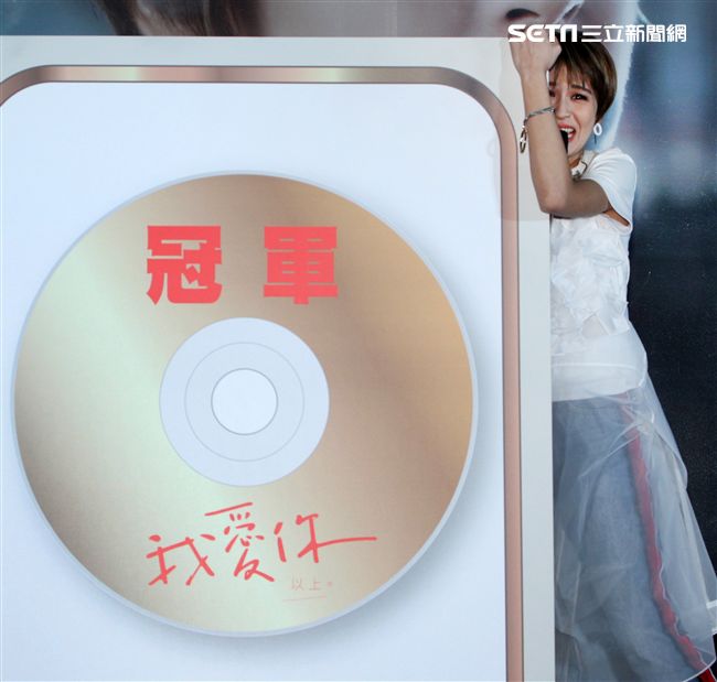 曾沛慈「我愛你 以上」發片，熊抱師兄韋禮安，韋禮安回贈新娘抱。（記者邱榮吉/攝影）