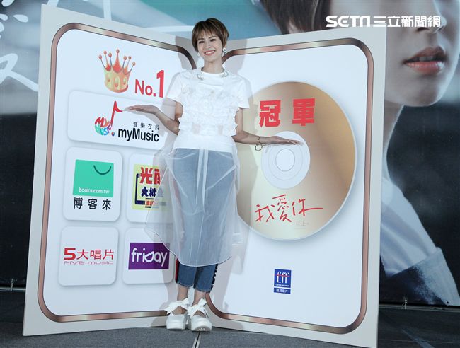 曾沛慈「我愛你 以上」發片，熊抱師兄韋禮安，韋禮安回贈新娘抱。（記者邱榮吉/攝影）