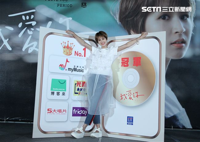 曾沛慈「我愛你 以上」發片，熊抱師兄韋禮安，韋禮安回贈新娘抱。（記者邱榮吉/攝影）