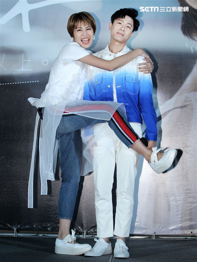 曾沛慈「我愛你 以上」發片，熊抱師兄韋禮安，韋禮安回贈新娘抱。（記者邱榮吉/攝影）