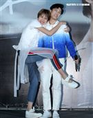 曾沛慈「我愛你 以上」發片，熊抱師兄韋禮安，韋禮安回贈新娘抱。（記者邱榮吉/攝影）