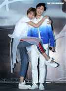 曾沛慈「我愛你 以上」發片，熊抱師兄韋禮安，韋禮安回贈新娘抱。（記者邱榮吉/攝影）