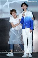 曾沛慈「我愛你 以上」發片，熊抱師兄韋禮安，韋禮安回贈新娘抱。（記者邱榮吉/攝影）