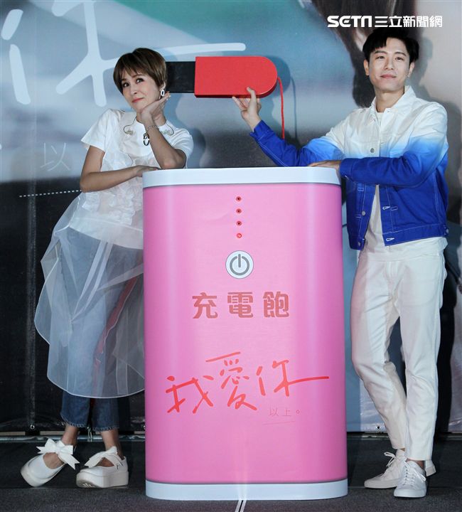 曾沛慈「我愛你 以上」發片，熊抱師兄韋禮安，韋禮安回贈新娘抱。（記者邱榮吉/攝影）