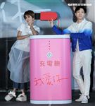 曾沛慈「我愛你 以上」發片，熊抱師兄韋禮安，韋禮安回贈新娘抱。（記者邱榮吉/攝影）