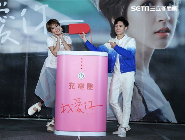 曾沛慈「我愛你 以上」發片，熊抱師兄韋禮安，韋禮安回贈新娘抱。（記者邱榮吉/攝影）