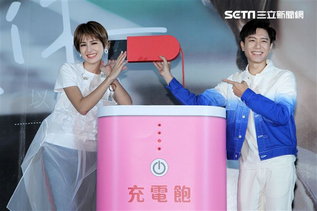 曾沛慈「我愛你 以上」發片，熊抱師兄韋禮安，韋禮安回贈新娘抱。（記者邱榮吉/攝影）