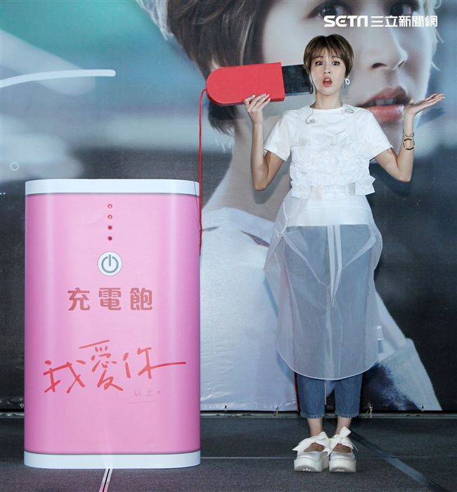 曾沛慈「我愛你 以上」發片，熊抱師兄韋禮安，韋禮安回贈新娘抱。（記者邱榮吉/攝影）