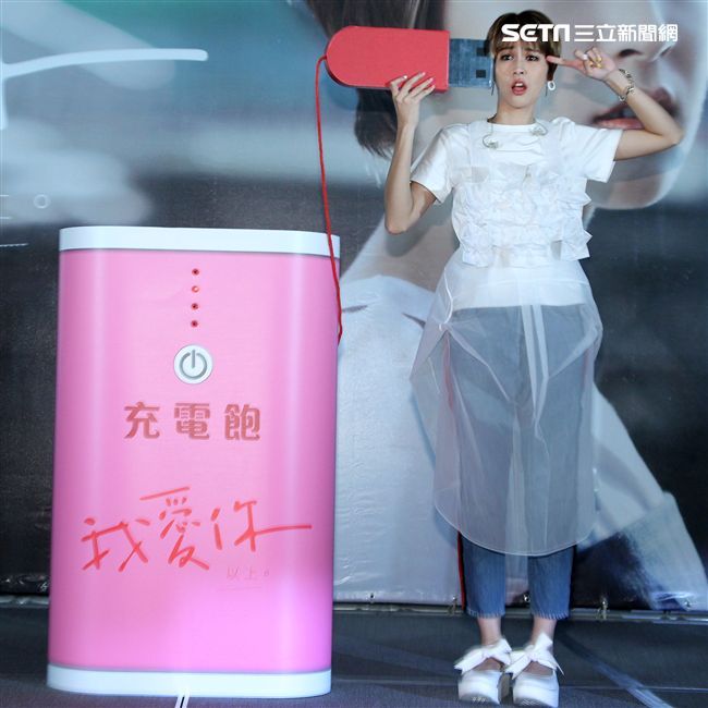 曾沛慈「我愛你 以上」發片，熊抱師兄韋禮安，韋禮安回贈新娘抱。（記者邱榮吉/攝影）