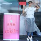 曾沛慈「我愛你 以上」發片，熊抱師兄韋禮安，韋禮安回贈新娘抱。（記者邱榮吉/攝影）