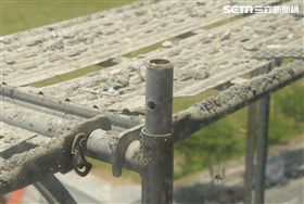 疑似12樓支撐鐵架鬆脫，釀許姓工人墜落喪命。（圖／翻攝畫面）