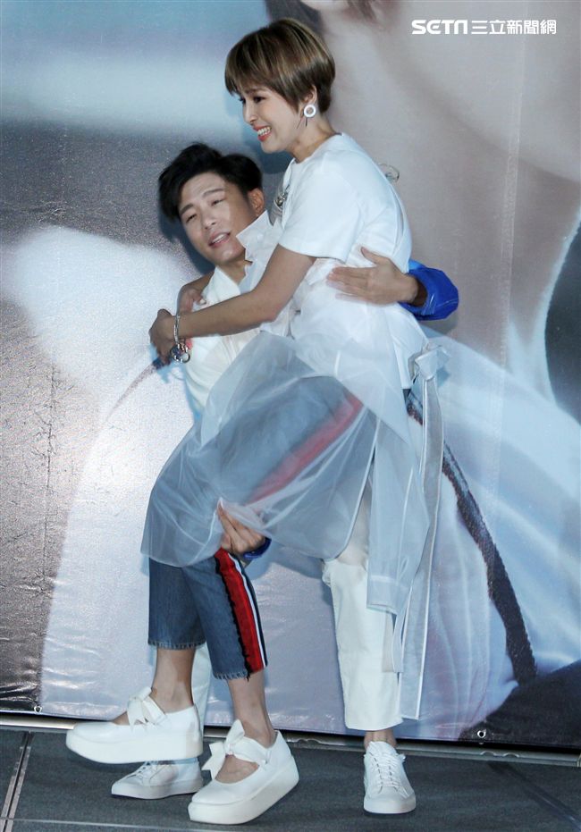 曾沛慈「我愛你 以上」發片，熊抱師兄韋禮安，韋禮安回贈新娘抱。（記者邱榮吉/攝影）