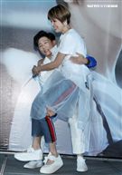 曾沛慈「我愛你 以上」發片，熊抱師兄韋禮安，韋禮安回贈新娘抱。（記者邱榮吉/攝影）