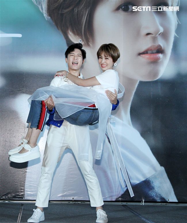 曾沛慈「我愛你 以上」發片，熊抱師兄韋禮安，韋禮安回贈新娘抱。（記者邱榮吉/攝影）