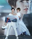 曾沛慈「我愛你 以上」發片，熊抱師兄韋禮安，韋禮安回贈新娘抱。（記者邱榮吉/攝影）