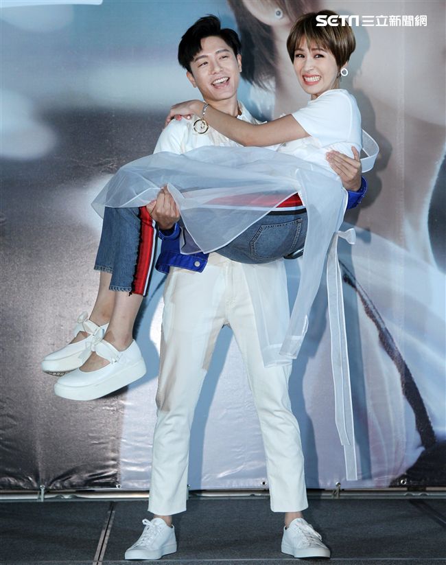 曾沛慈「我愛你 以上」發片，熊抱師兄韋禮安，韋禮安回贈新娘抱。（記者邱榮吉/攝影）