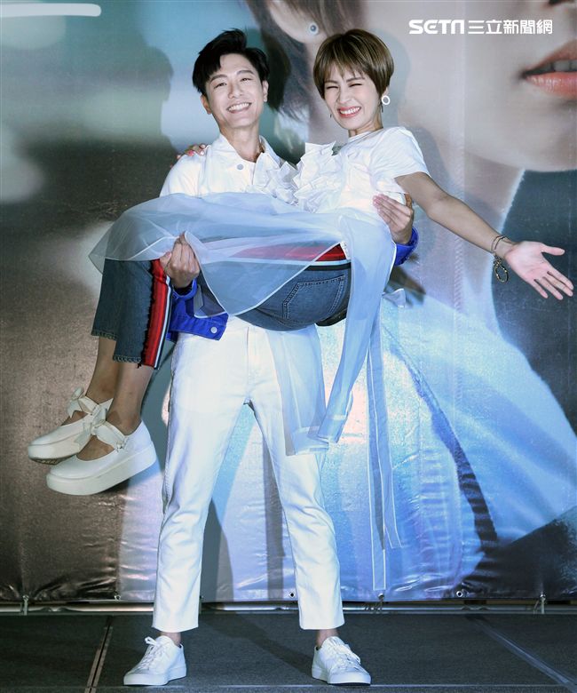 曾沛慈「我愛你 以上」發片，熊抱師兄韋禮安，韋禮安回贈新娘抱。（記者邱榮吉/攝影）