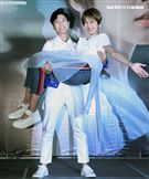曾沛慈「我愛你 以上」發片，熊抱師兄韋禮安，韋禮安回贈新娘抱。（記者邱榮吉/攝影）