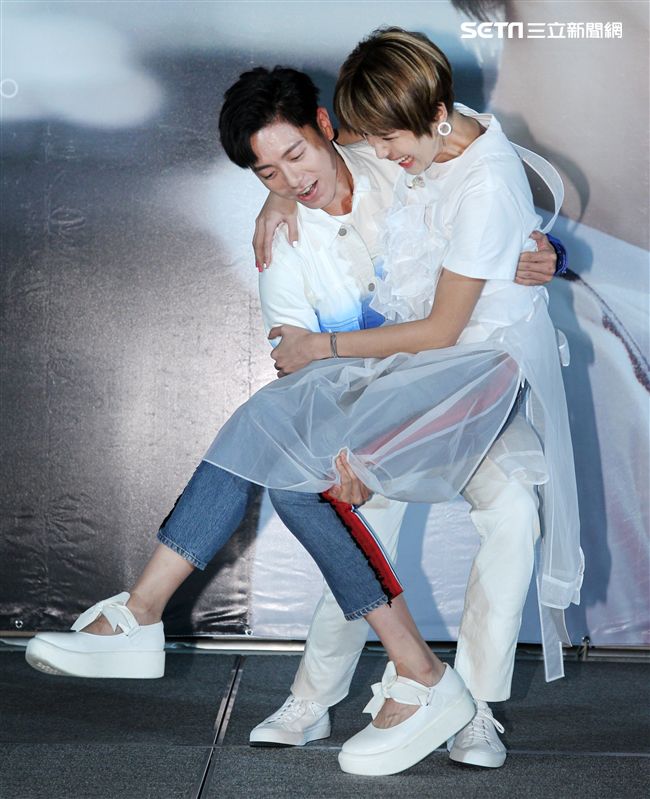 曾沛慈「我愛你 以上」發片，熊抱師兄韋禮安，韋禮安回贈新娘抱。（記者邱榮吉/攝影）