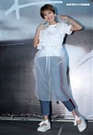 曾沛慈「我愛你 以上」發片，熊抱師兄韋禮安，韋禮安回贈新娘抱。（記者邱榮吉/攝影）