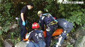 警消人員利用吊掛方式進行救援。（圖／翻攝畫面）