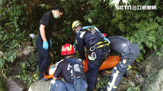 怪手連人帶車滑落山坡　駕駛骨折送醫